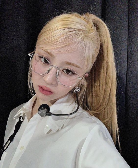 Blonde Yunjin with glasses