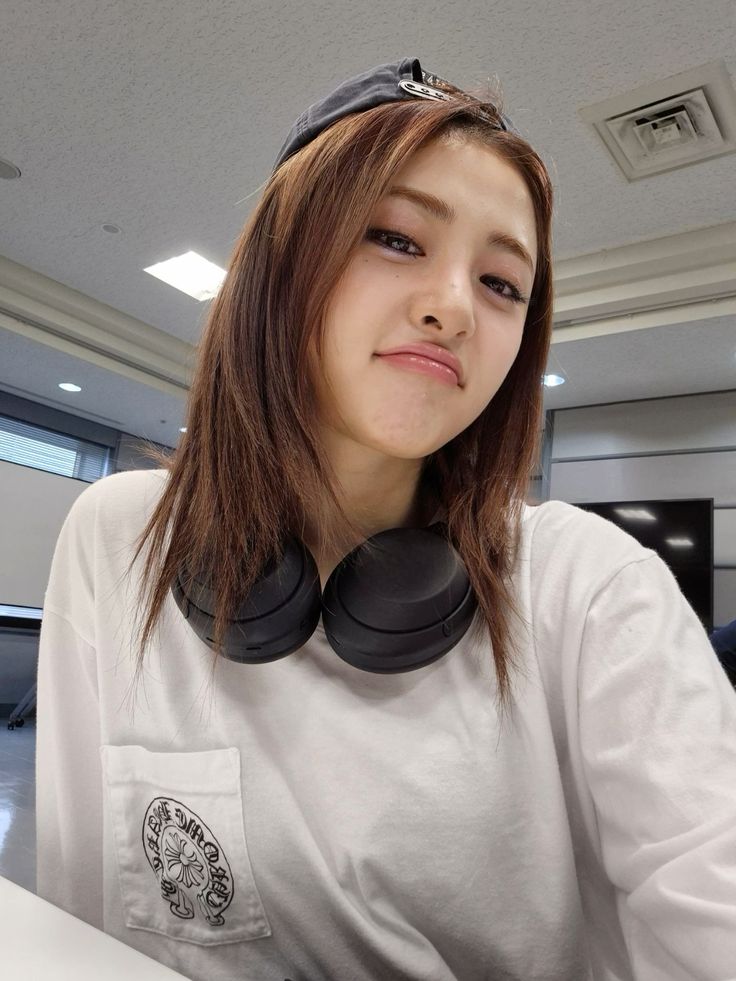 Brunette Yunjin with headphones
