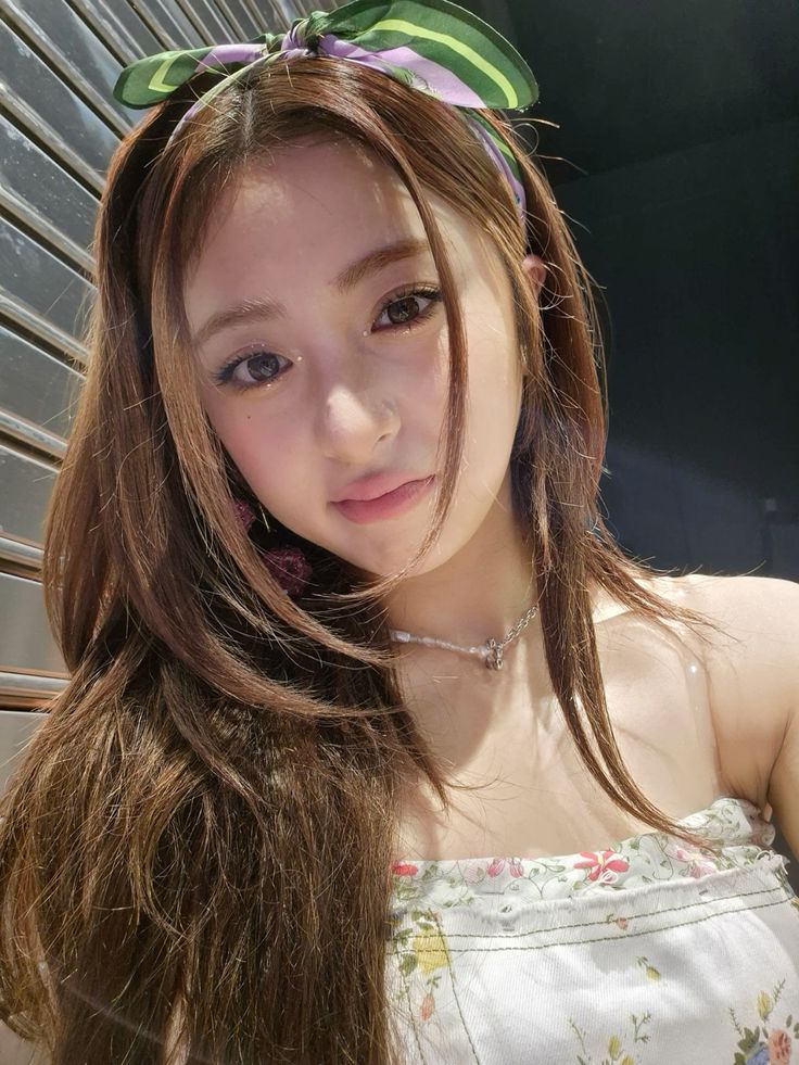 Brunette Yunjin