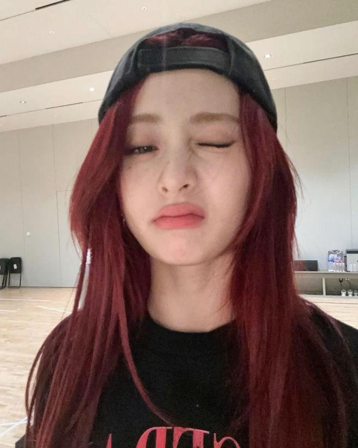 Yunjin red haired with a cap